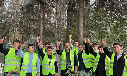 Ülkü Ocakları Ödemiş'te Şehitliği Ziyaret Etti ve Temizlik Çalışması Yaptı