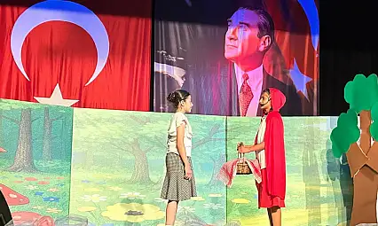 Zeytinova Şehit Erdal Canbulat Ortaokulu'ndan İngilizce Tiyatro Gösterisi