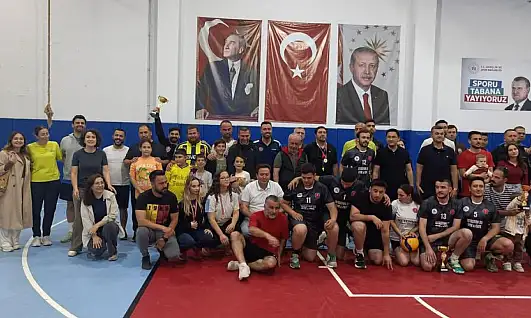 Kiraz'da Kurumlar Arası Voleybol Turnuvası Sona Erdi
