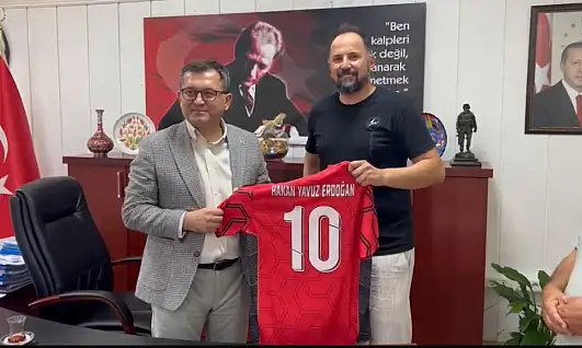 ÖDEMİŞ VE UZUNKÖPRÜ MASTERLERDEN KAYMAKAM ERDOĞAN'A FORMA HEDİYESİ