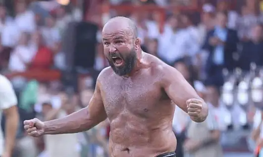 Orhan Okulu, altın kemeri kuşandı