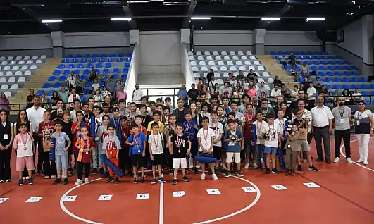 Torbalı'da 10. Ulusal Egemenlik Satranç Turnuvası Nefes Kesti