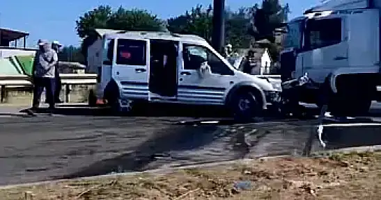 Hafif Ticari Araç Tırla Kafa Kafaya Çarpıştı