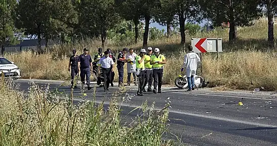 Kamyonetle Motosikletler Çarpıştı: 1 Ölü