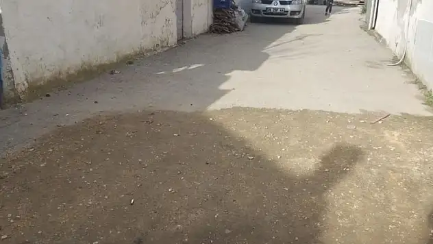 3. EYLÜL MAHALLESİ SAKİNLERİNDEN YOL TEPKİSİ: '2 SENEDİR BU ÇİLEYİ ÇEKİYORUZ'