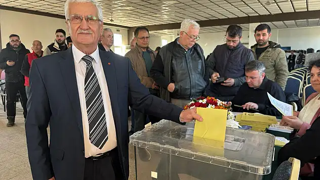 35 YILLIK EMEĞE MARANGOZ ESNAFINDAN BAŞKANLIĞA DEVAM KARARI