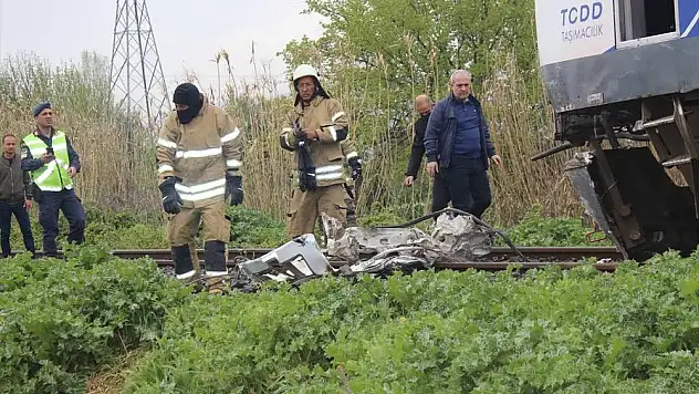 Ödemiş'te hemzemin geçitteki kazada 2 kişi yaralandı