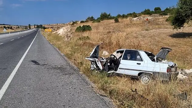 Adana'da otomobil uçuruma devrildi