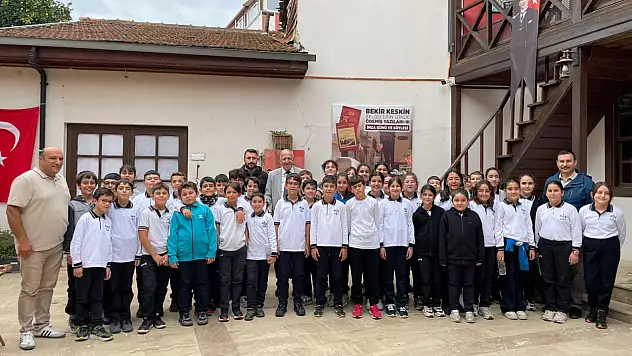 ADNAN SAYGILIER, ŞERBET VE DONDURMA SERGİSİNİ YANBASTI ORTAOKULU ÖĞRENCİLERİNE SUNUM İLE ANLATTI