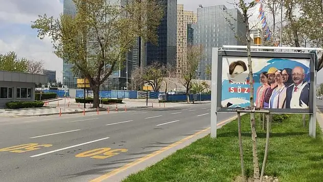 AK Parti mitingi öncesi CHP afişlerine zarar verildi