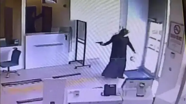 Annesinin kıyafetlerini giyip banka soydu