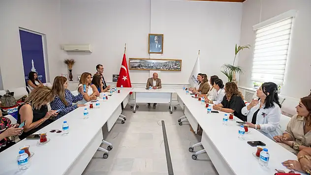 Azerbaycanlı iş kadınları Başkan Soyer'i ziyaret etti