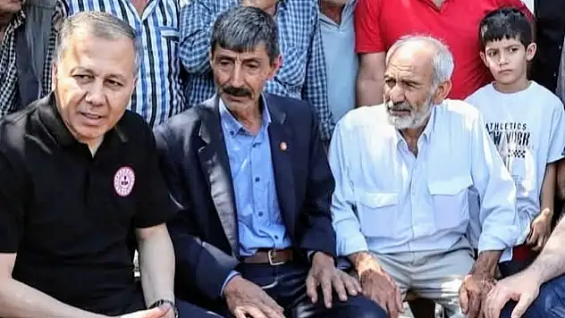 Bakan Yerlikaya Ödemiş'te Yanan Köylerde İncelemelerde Bulundu