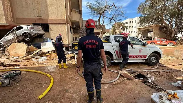 Balıkesir itfaiyesi Libya'da tam teçhizat çalışıyor