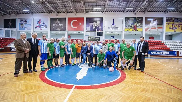 Basın Ligi'nin dostluk maçında başlama vuruşu Başkan Soyer'den