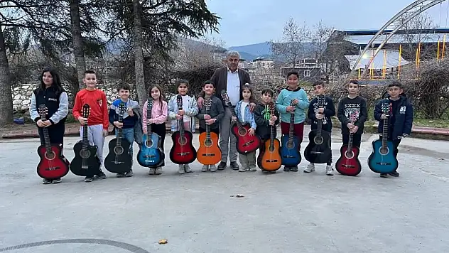 Başkan Coşkun Gitar ve Bağlama Kursuna Katılan öğrencilerle Bir Araya Geldi