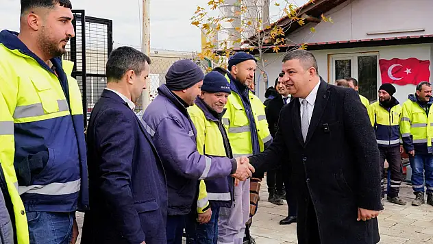 BAŞKAN OKUROĞLU BELEDİYE PERSONELİNİN YENİ YILINI KUTLADI