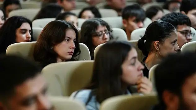 Başkan Okuroğlu, Üniversite Öğrencileriyle Buluştu