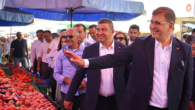 Başkan Tugay ve Başkan Okuroğlu Tire Salı Pazarı'nda Halkla İç İçe