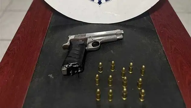 BAYINDIR’DA DURDURULAN OTOMOBİLDE TABANCA BULUNDU