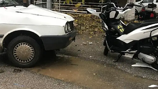 BAYINDIR'DA MOTORSİKLET İLE OTOMOBİL KAFA KAFAYA ÇARPIŞTI