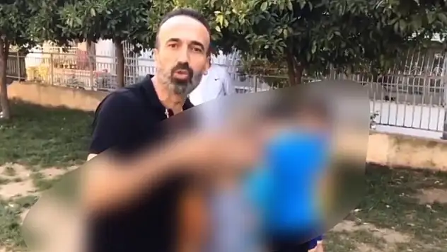 Bayrağın üzerine işeyen çocuklar ile manevi değerlerini koruduğunu iddia etti