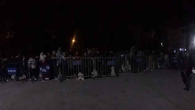 Bayraklı’da sandık kuyruğu 200 metreyi aştı