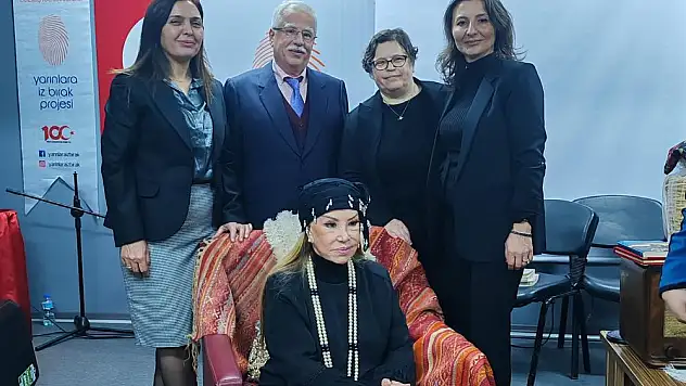 BEDİA AKARTÜRK GENÇLERLE SÖYLÜYOR, SÖYLEŞİYOR