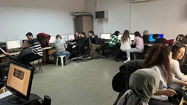 BİLİŞİM SINIFIMIZ YENİLENDİ  ÖĞRETMENLERE HİZMET İÇİ EĞİTİM VERİYORUZ