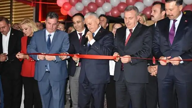 Binali Yıldırım Kınık Öğretmenevi ve Halk Eğitim Merkezi'nin açılışını gerçekleştirdi