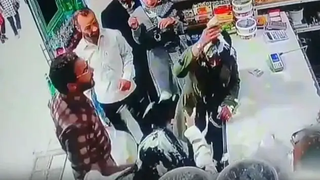 Bir adam, başörtüsü takmayan iki kadının kafasına yoğurt döktü