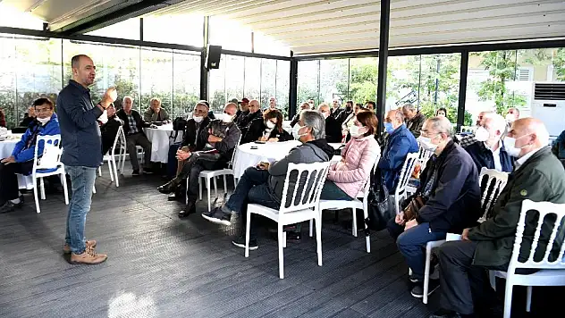 Bornovalı üreticilere zeytin budama eğitimi