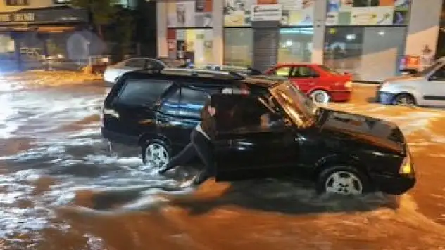 BUCA'DA SEL KABUSU: ARAÇLAR SÜRÜKLENDİ, VATANDAŞLAR CANINI ZOR KURTARDI
