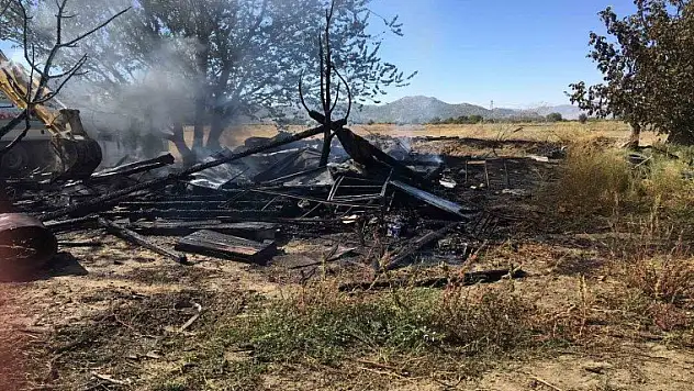 Burdur’da çıkan yangında bağ evi kullanılamaz hale geldi