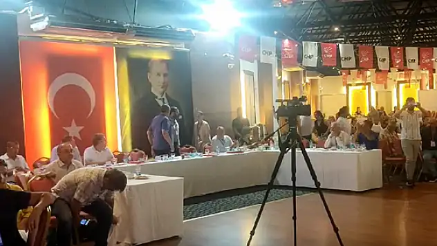 CHP Balçova İlçe seçiminde tartışma çıktı. tartışma anları basının kameralarına yansıdı