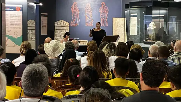 Çiniler, Ezgilerle Buluştu: Ödemiş Müzesi'nde Sanat Dolu Akşam