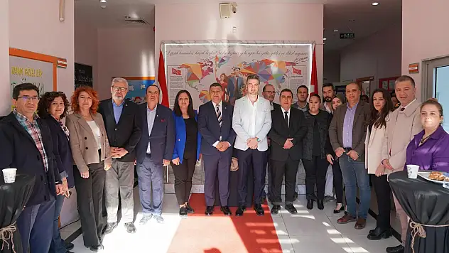 Cumhuriyet'in 102. Yılına Özel 'Yadigâr' Sergisi Tire'de Açıldı