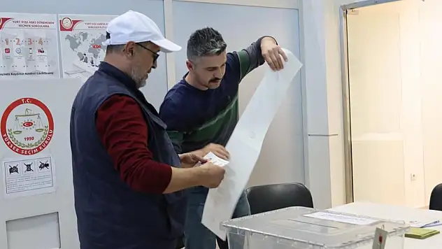 Denizli’de oy kullanma işlemi başladı