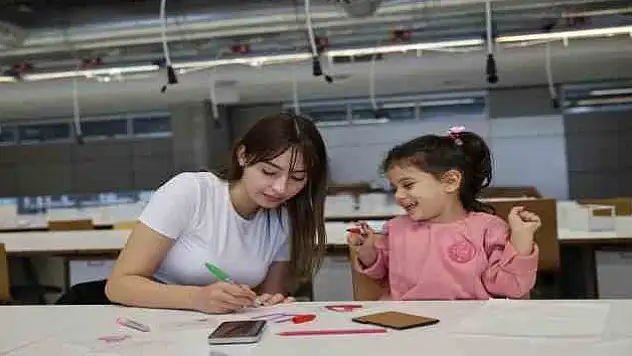 Depremzede çocuklar İEÜ kampüsünde