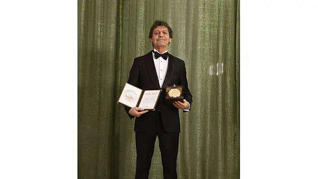 DÜNYACA ÜNLÜ YAZARAKİF MANAF 2025 YILI INTERNATİONAL PEACE PRİZE ÖDÜLÜ'NÜ ALDI