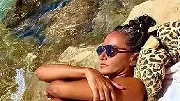 Eda Taşpınar’ın Cesur Paylaşımı Gündemde! İspanya kıyılarında üstsüz güneşlendi