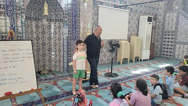 Efe Konut Camii Yaz Kur'an Kursu'nda Hatim Duası Gerçekleştirildi