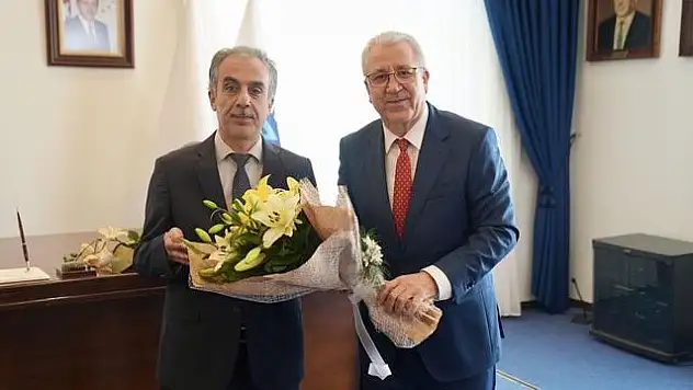 EGE ÜNİVERSİTESİ'NDE REKTÖRLÜK DEVİR TESLİMİ: KİRAZ DOĞUMLU PROF. DR. MUSA ALCI GÖREVE BAŞLADI