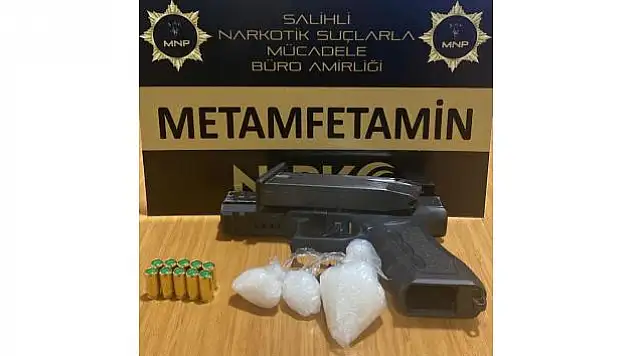 Ekiplerin şüphelendiği şahısın üzerinden metamfetamin ve tabanca çıktı