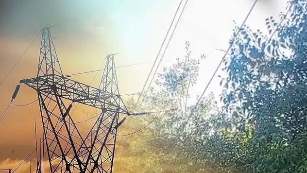 Elektrik Telleri Kıvılcım Saçıyor, Mahalleli İsyanda: 'İlla Yangın Mı Çıkması Gerek?'