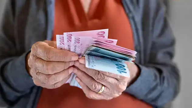 EMEKLİ ZAMMI BELLİ OLDU, GÖZLER EN DÜŞÜK AYLIĞA ÇEVRİLDİ