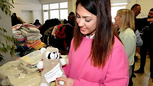 EN SEVDİĞİ OYUNCAK AYISINI DEPREMZEDE ÇOCUKLAR İÇİN VERDİ