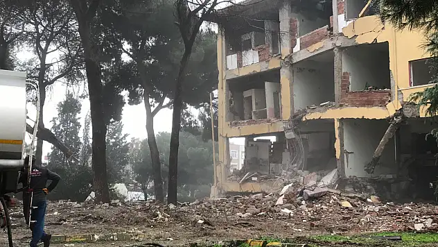 Eski Ödemiş Devlet Hastanesi'nin Yıkımına Başlandı