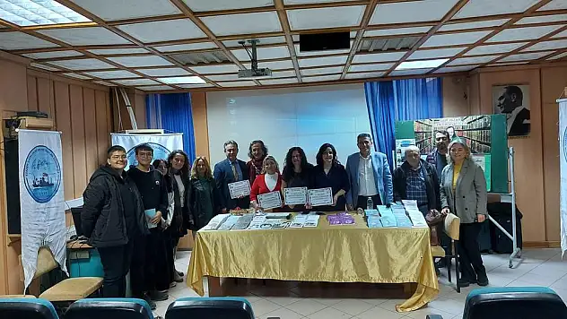 GENÇLER YAZARLARLA BULUŞTU