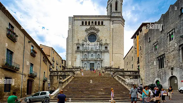 İSPANYA'NIN EN İKONİK YAPILARINDAN GİRONA KATEDRALİ, YENİ YIL ÖZEL ETKİNLİKLERİYLE GÜNDEMDE